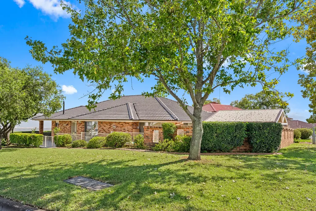 Spacious Family Living with Blue Mountains Views