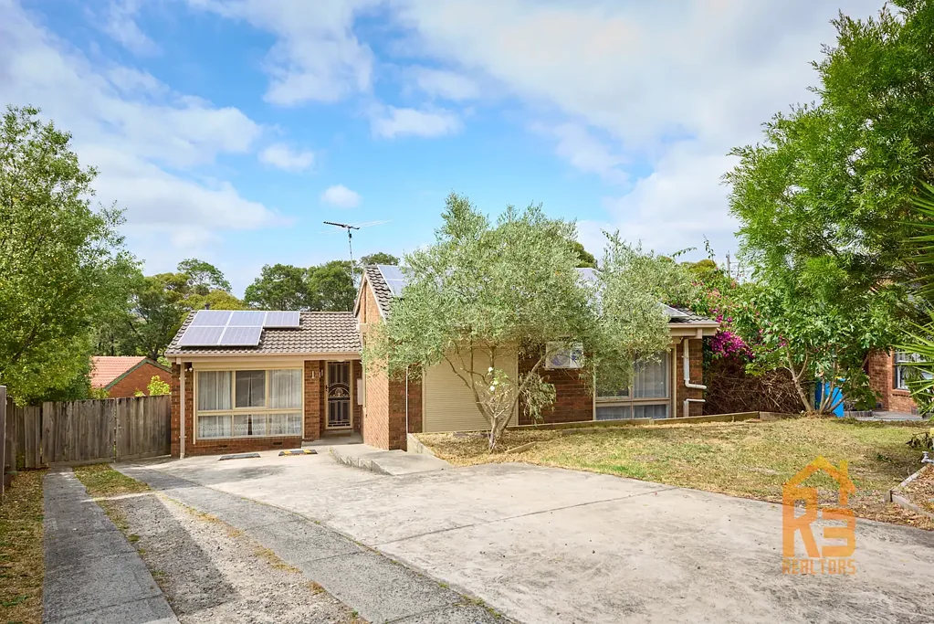 Endeavour Hills 3 Bedroom Elegant Home in the heart of Endeavour Hills/ Perfect for First Home Buyers/Investors - Future Development Potential