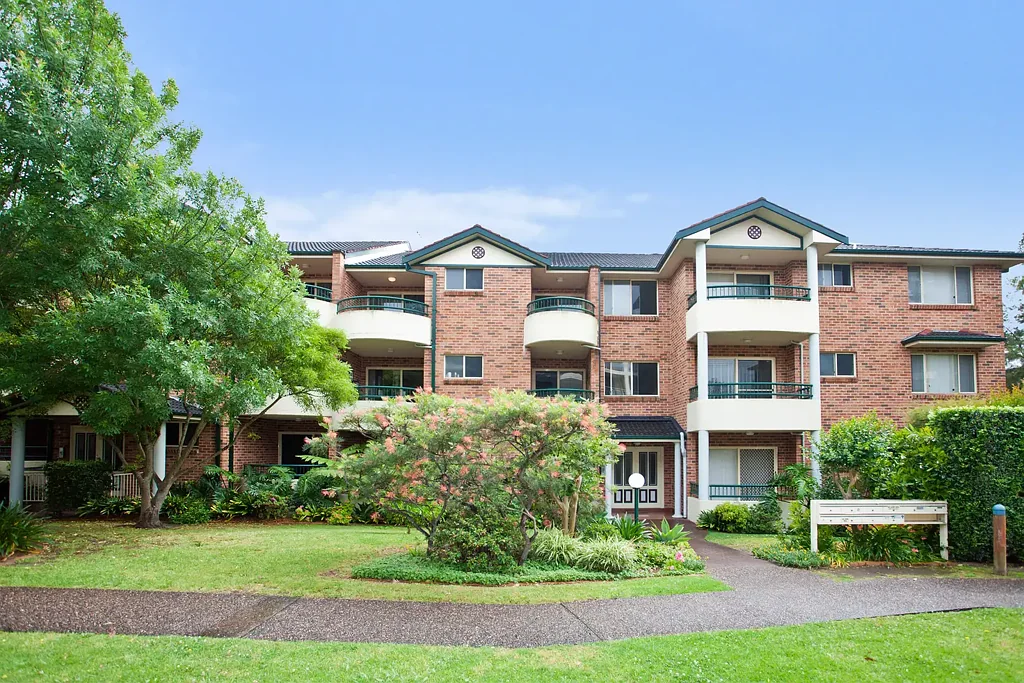 Conveniently Located Top Floor Apartment with park views!