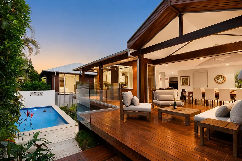 Noosaville 4ห้องนอน Grand in Scale, Warm by Nature
