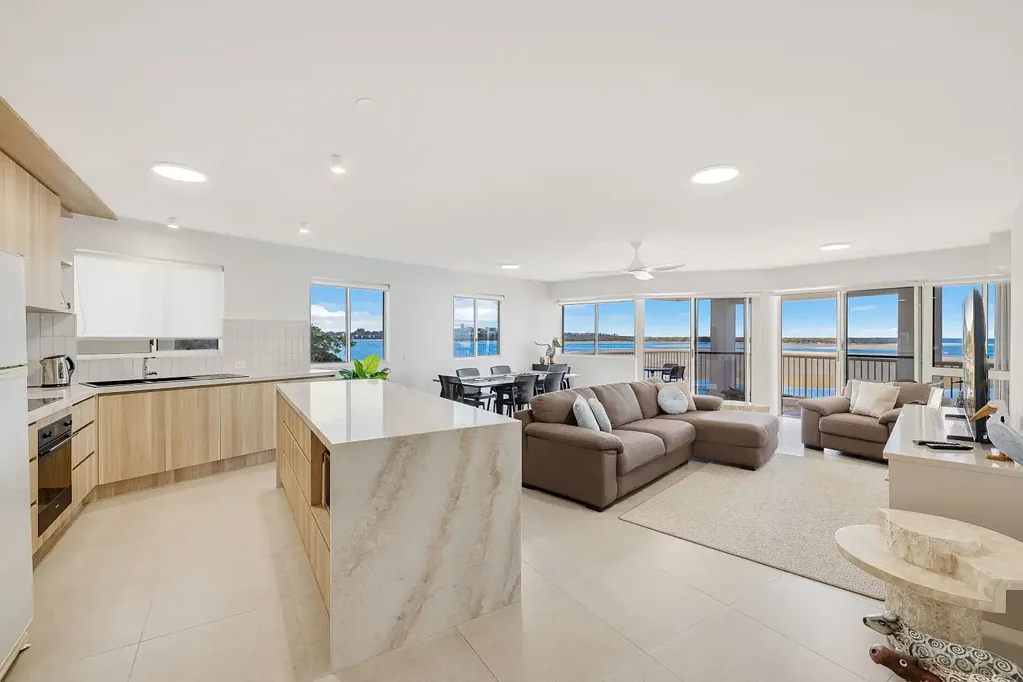 Golden Beach 3Phòng ngủ ELEVATED COASTAL LIVING WITH SWEEPING WATER & CBD VIEWS