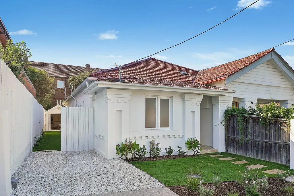 North Bondi 3房 黄金海滨地段 三卧两卫精装 Miele电器 中央空调 智能家居 多功能后院 家庭乐园 Architecturally Designed Semi Delivers Modern Coastal Retreat and Superb Lifestyle