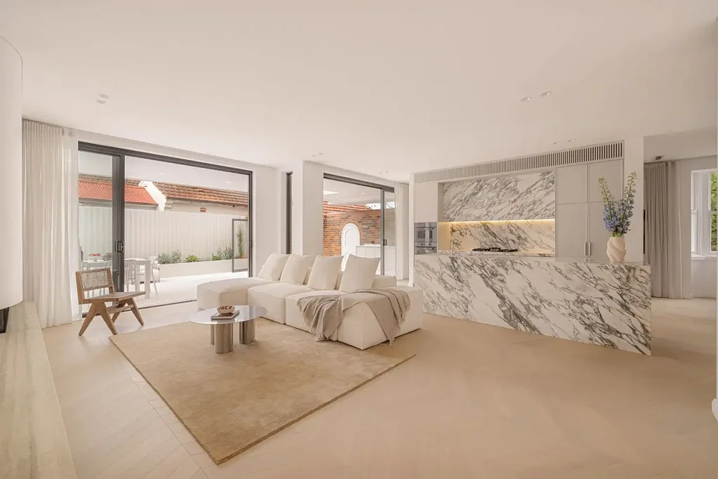 Burwood 4房 匠心筑就的建筑臻品！蓝筹地段×定制奢华，距火车站/购物中心仅500米，兼具私密性与便利性！ Architecturally Crafted Estate with Bespoke Luxury in a Blue-Ribbon Address