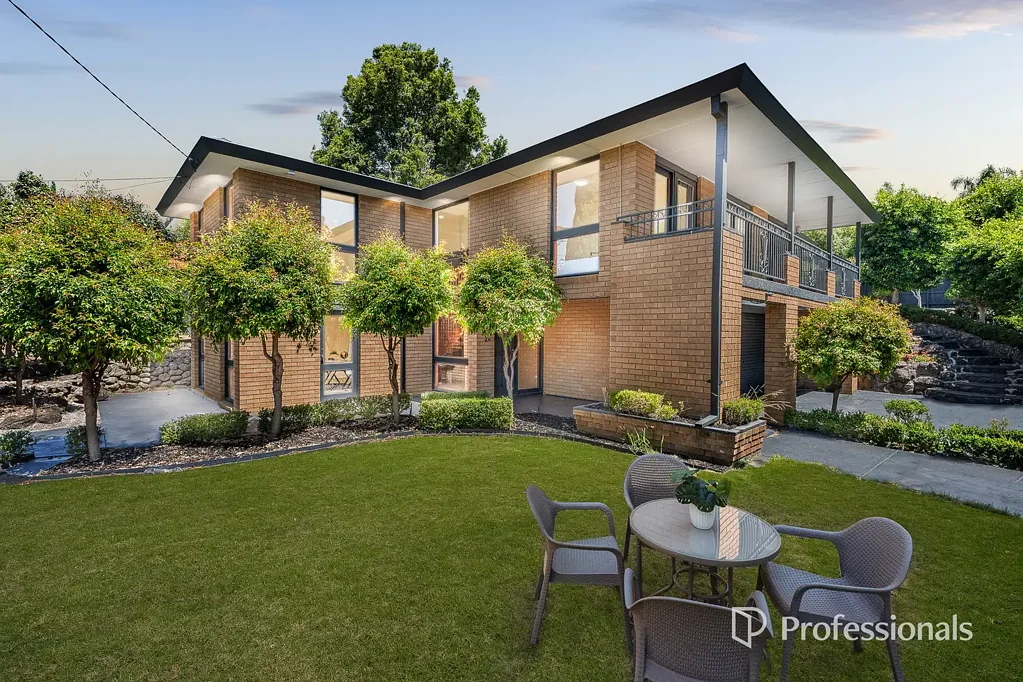Glen Waverley 5બેડરૂમ A Relaxed Family Home on a Generous 1,035sqm Corner Allotment