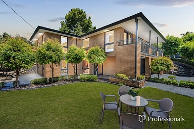Glen Waverley 5房 1,035sqm转角地块 经典砖石结构 双车库 家庭办公室 宽敞户外区域 邻近The Glen Shopping Centre A Relaxed Family Home on a Generous 1,035sqm Corner Allotment