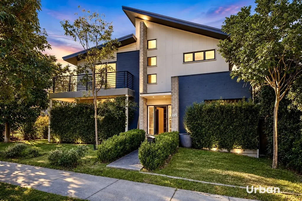 Oran Park 5房 度假村式奢华，带泳池和多个起居空间 Resort Style Luxury with Pool and Multiple Living Spaces