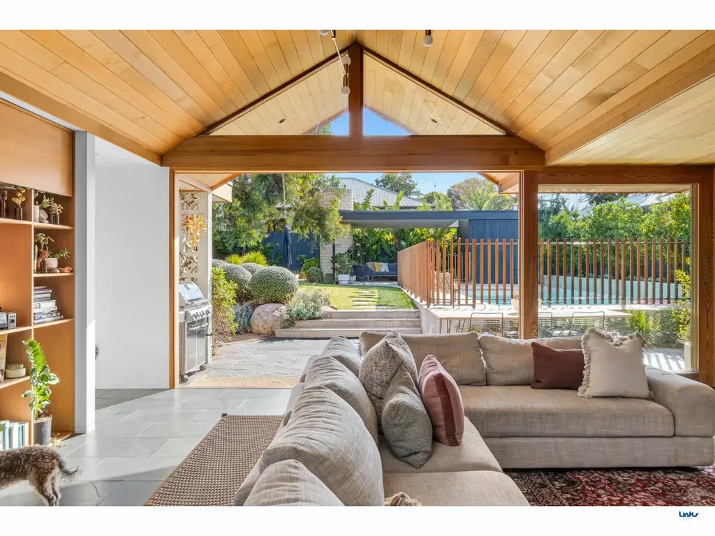 Torquay 4Kwarto A nod to Mid-century with effortless indoor–outdoor living, moments from the beach.