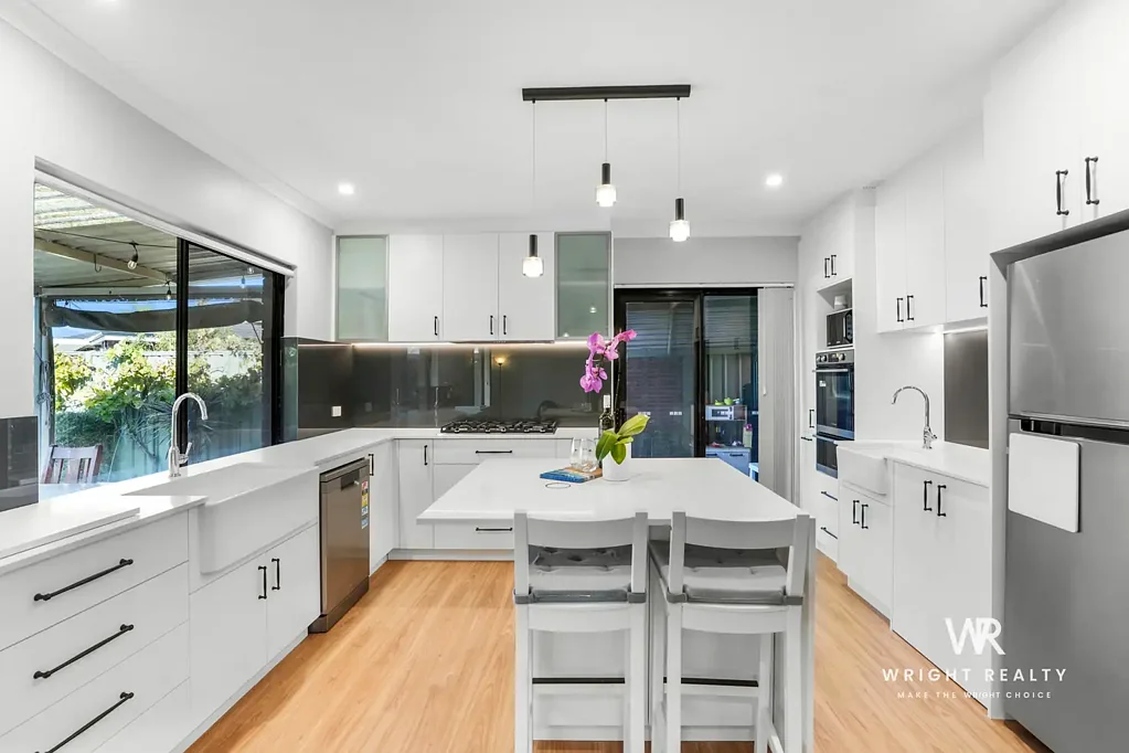 Edgewater 4कमरा *UNDER OFFER from VIP PREVIEW* Sophisticated Style in a Tranquil Cul-de-Sac
