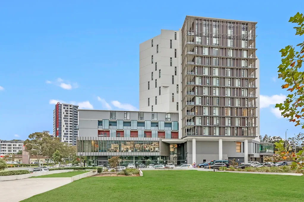 Zetland 2房 现代单元房 专用学习角 开放式生活区 宽敞阳台 大型岛台 主套房套间浴 步行至Green Square Station 靠近Gunyama Park Stylish Two-Bedroom Apartment with Study & Secure Parking
