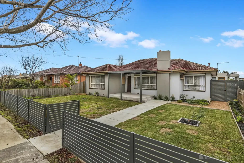 Noble Park 3房 翻新、焕新，尽享Noble Park优越地段 RENOVATE, REFRESH & ENJOY A PREMIUM NOBLE PARK POSITION
