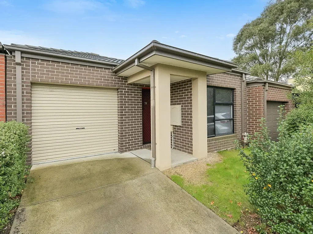 Pakenham 3房 主卧带独立卫浴 走廊衣帽间 开放式起居空间 厨房含全套电器 风管供暖制冷 私人庭院近学校 商圈步行即达 Low Maintenance Living!