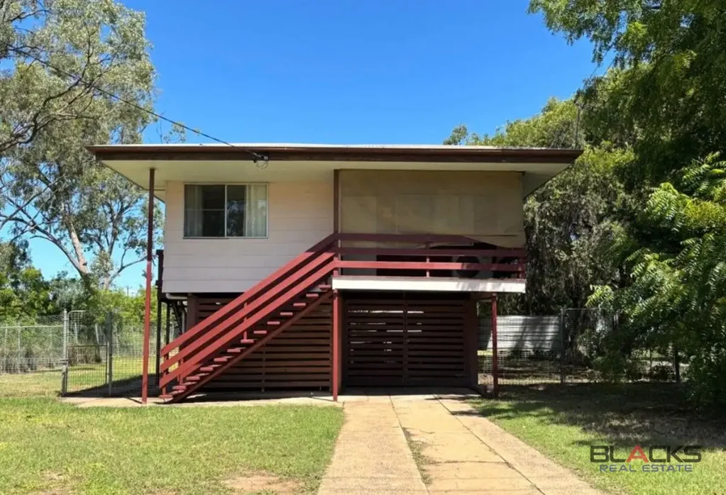 Dysart 3침실 SECURELY TENANTED AT $530 PER WEEK – HIGHSET HOME WITH SHED, SIDE ACCESS AND FAMILY APPEAL