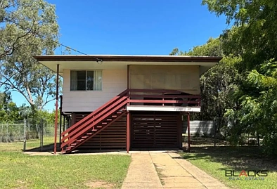 Dysart 3 Slaapkamer SECURELY TENANTED AT $530 PER WEEK – HIGHSET HOME WITH SHED, SIDE ACCESS AND FAMILY APPEAL