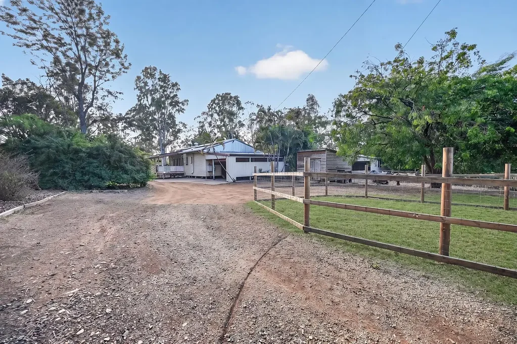 Bloomsbury 2 Slaapkamer 2.6 Hectares of Usable Land, Animal Infrastructure & a Home Ready for Your Vision