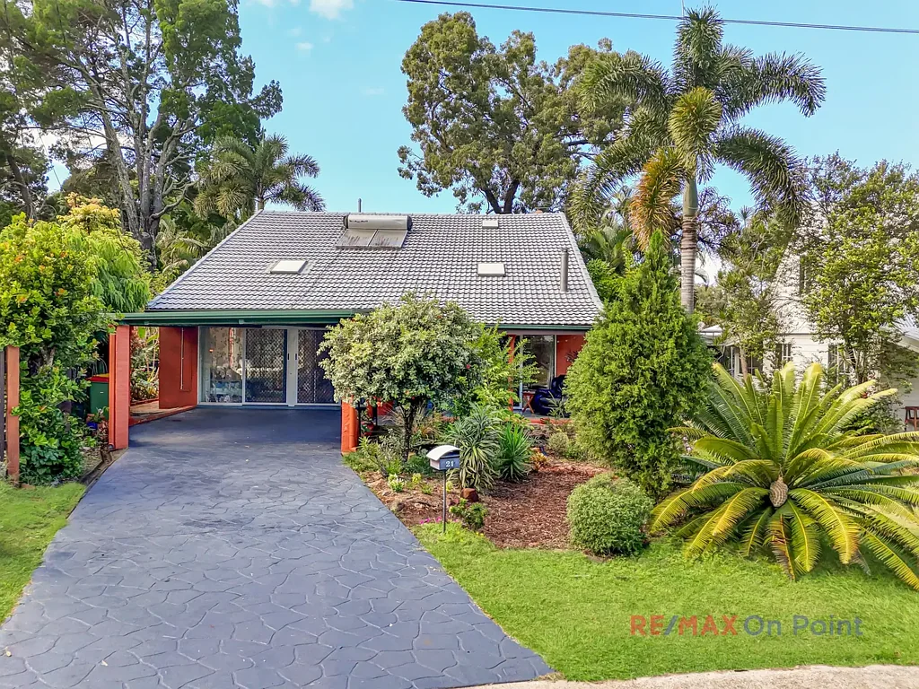 Coochiemudlo Island 3Habitaciones Character-Filled Coastal Retreat with Cathedral Ceilings, Dual Living Potential & Lush Orchard Gardens