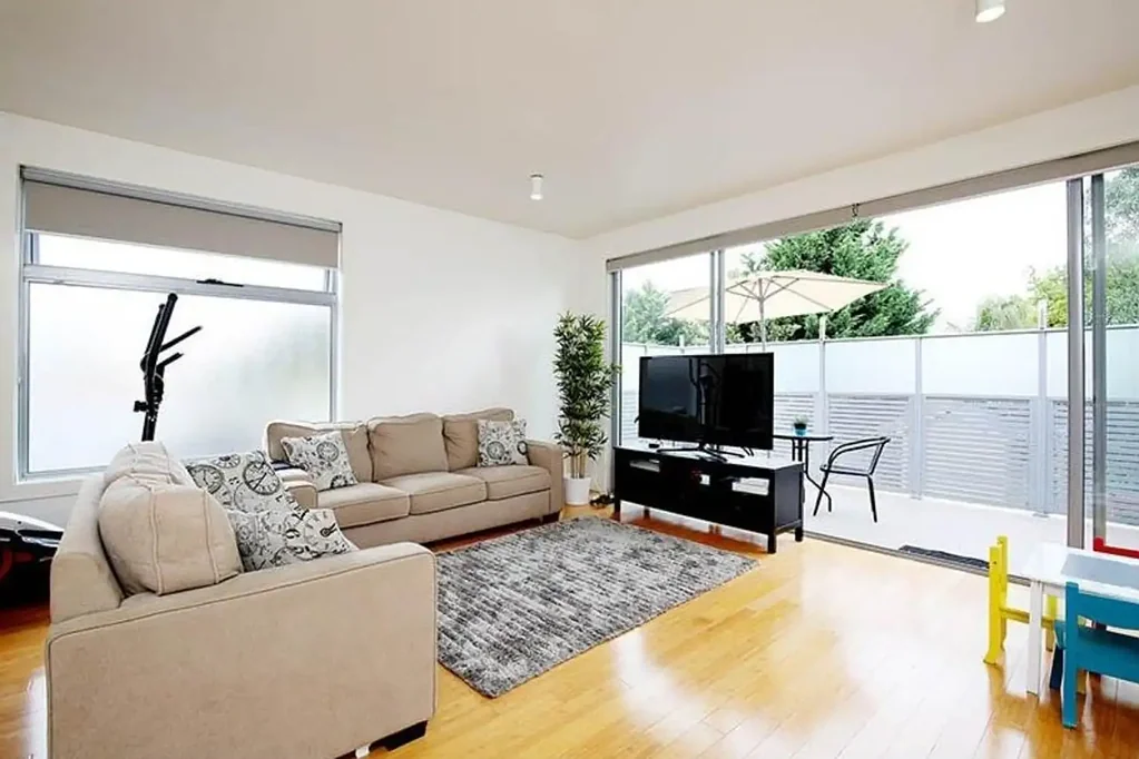 Mentone 2ਬੈੱਡਰੂਮ Peaceful, Light-Filled Apartment Perfect for Lock-Up-and-Go Lifestyle