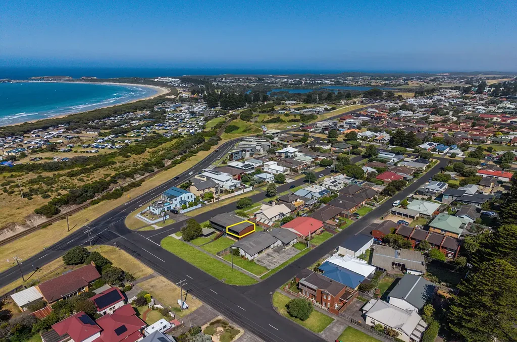 Warrnambool 2房  Renovated Coastal Unit with Sea Views & CBD Convenience