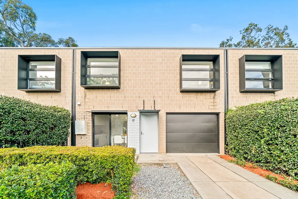 Calamvale 3chambre Stylish, Contemporary Townhouse with Premium Finishes in a Prime Location
