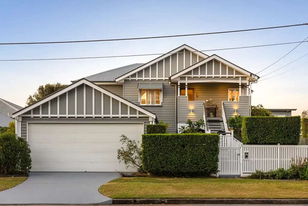 Brighton 5બેડરૂમ Elegant Hamptons-Style Family Home Walking Distance To The Water!