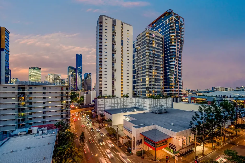 South Brisbane 3कमरा Modern 3-Bedroom Apartment with City Views - Vacant and Move-In Ready!