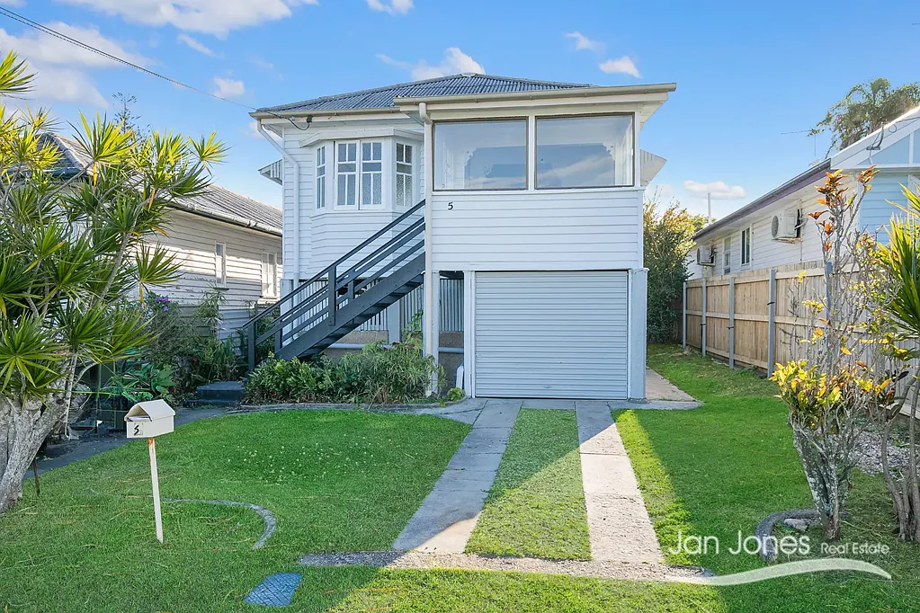 Redcliffe 2 Bedroom COASTAL RENOVATOR IN REDCLIFFE - WATER GLIMPSES