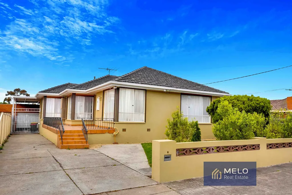 Avondale Heights 3ਬੈੱਡਰੂਮ PERFECT FAMILY LIVING TO START - WITH FUTURE RENOVATION POTENTIAL – FIRST TIME OFFERED IN 55 YEARS