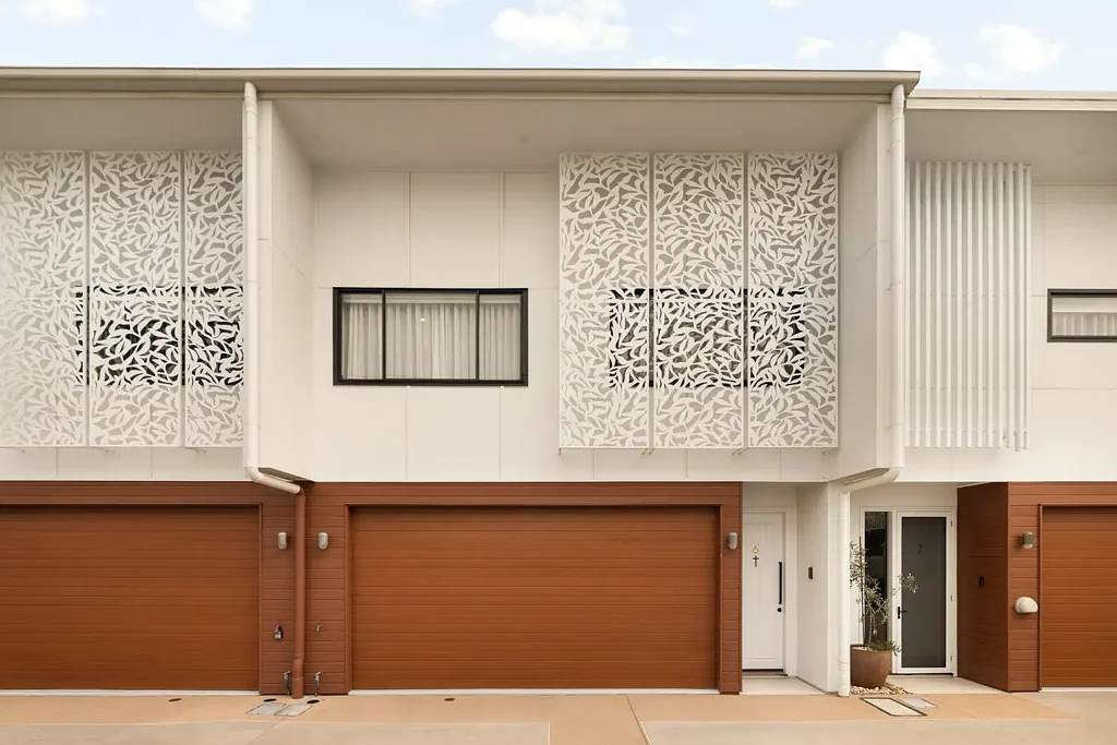 Ascot 3Habitaciones Sophisticated Living: Near New Townhome with Private Courtyard in Ascot