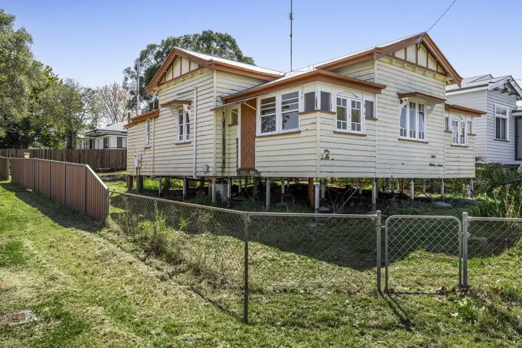 North Toowoomba 2कमरा Renovate or Detonate in Prime North Toowoomba