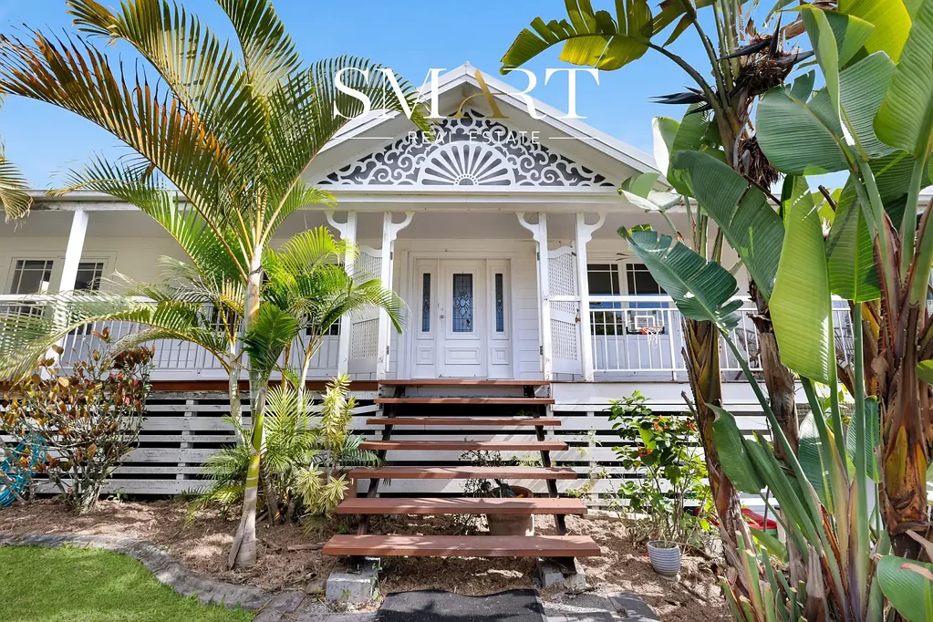 Carrara 4 Slaapkamer Timeless Queenslander Charm with Modern Comfort, Solar Power & Dual Living Potential!