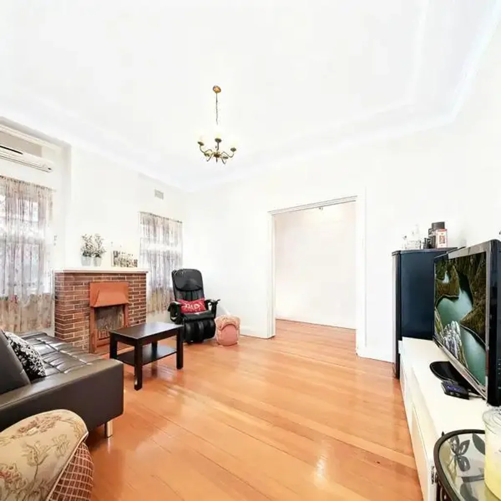 Burwood 3房 安静街道半独立 800米火车站 灵活3.5卧 潜力分两户 低维护地块 便利Westfield 精英学区在望 SEEING IS BELIEVING