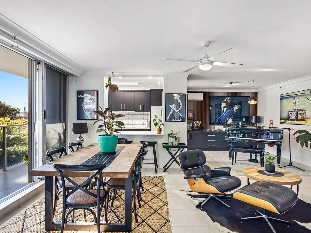 Surfers Paradise 2 Bedroom RARE JEWEL! NORTH FACING GROUND FLOOR APARTMENT! ACROSS FROM BEACH!