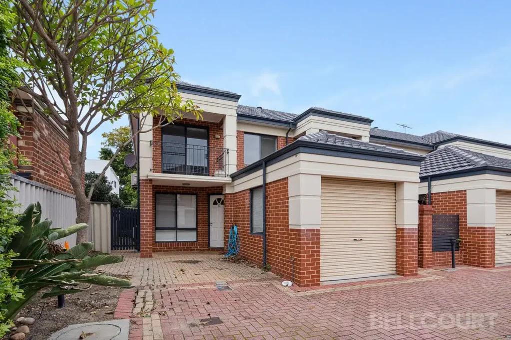 3x2 Townhouse for Rent in Prime Highgate Location!