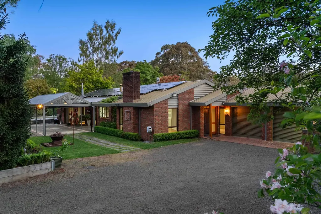 Mount Helen 3 Bedroom Stunning 5-Acre Oasis: Modern Comfort Meets Natural Beauty