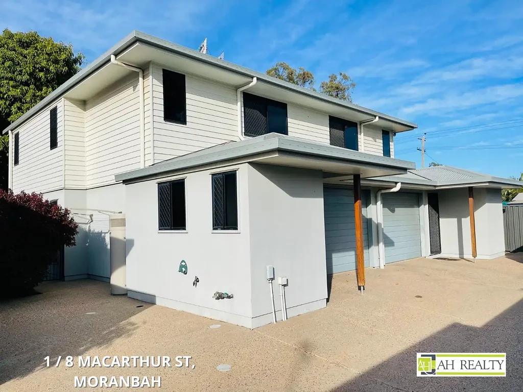 Moranbah 7房  EXCEPTIONAL INVESTMENT WITH STRONG RETURNS! BLOCK OF 2 UNITS & HOUSE - NO BODY CORPORATE, NO FEES! AMAZING INVESTMENT