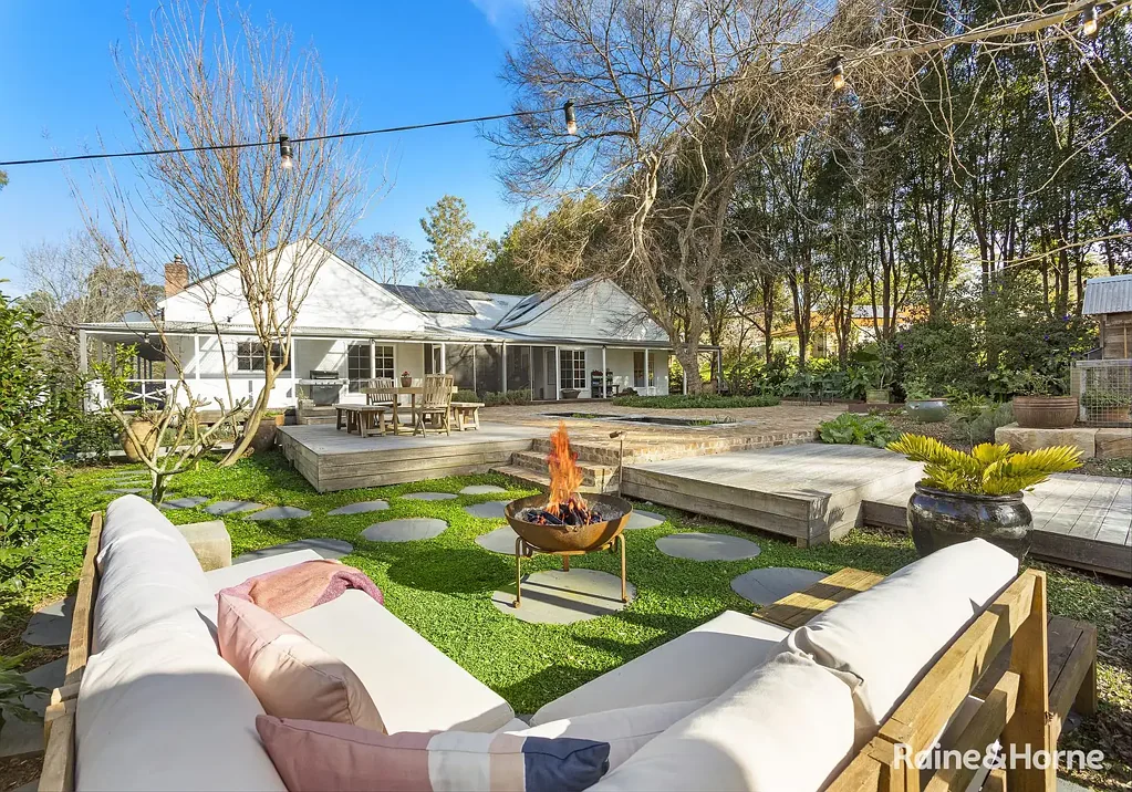 Berry 5બેડરૂમ 'Winterbrook': Timeless Elegance Meets Modern Living on 1 Acre