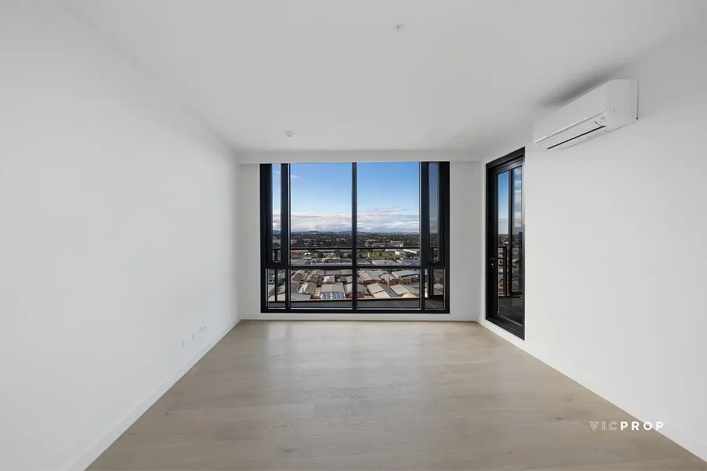 RESORT- STYLE LIVING IN M CITY - CLAYTON