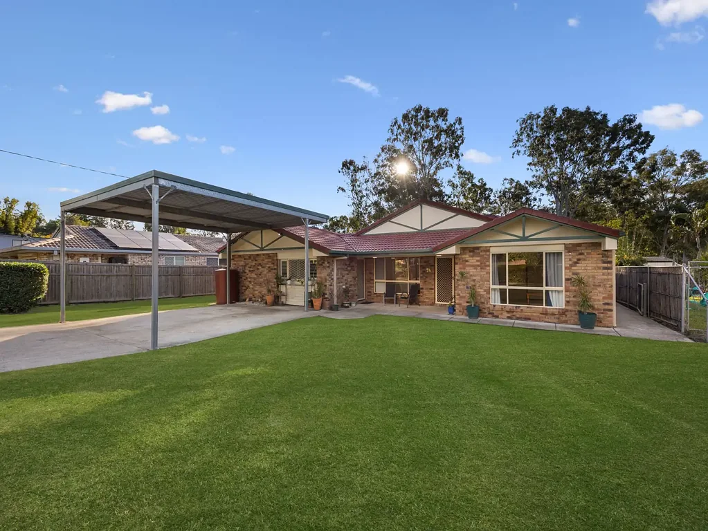 Redbank Plains 6 Slaapkamer Dual Living Opportunity on 1214m2 - Granny Flat, Shed & Bushland Backdrop