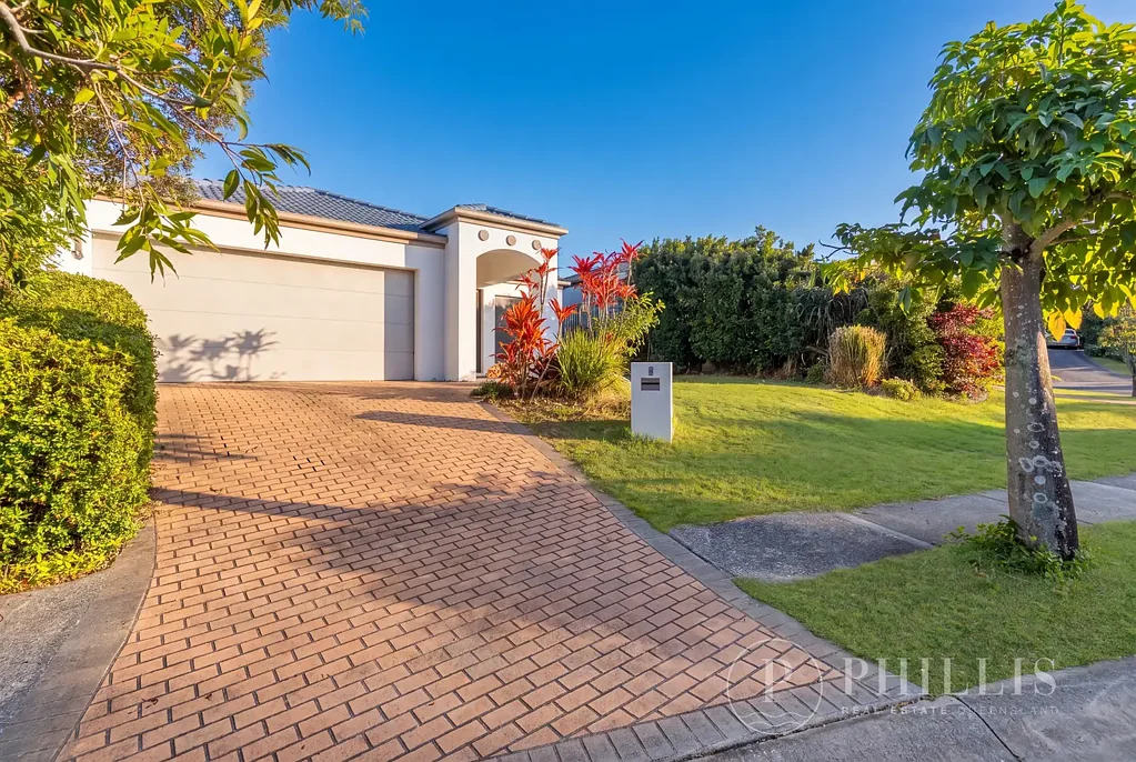 Robina 4 Bedroom Robina's Finest: 557m² Opposite Parklands, Moments from Everything