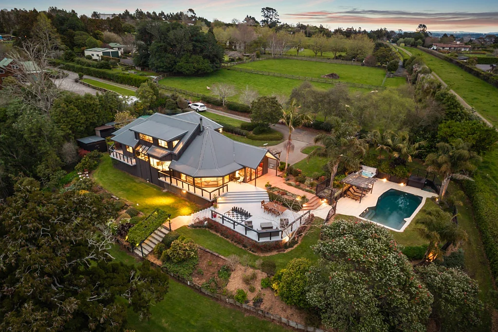 Pukekohe East 4Zimmer DUAL LEVEL NORTH-FACING RESORT-STYLE GLAMOUR