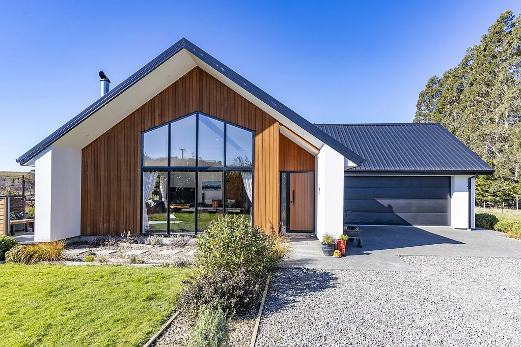 Oxford Modern Lifestyle Retreat, Views and Versatility