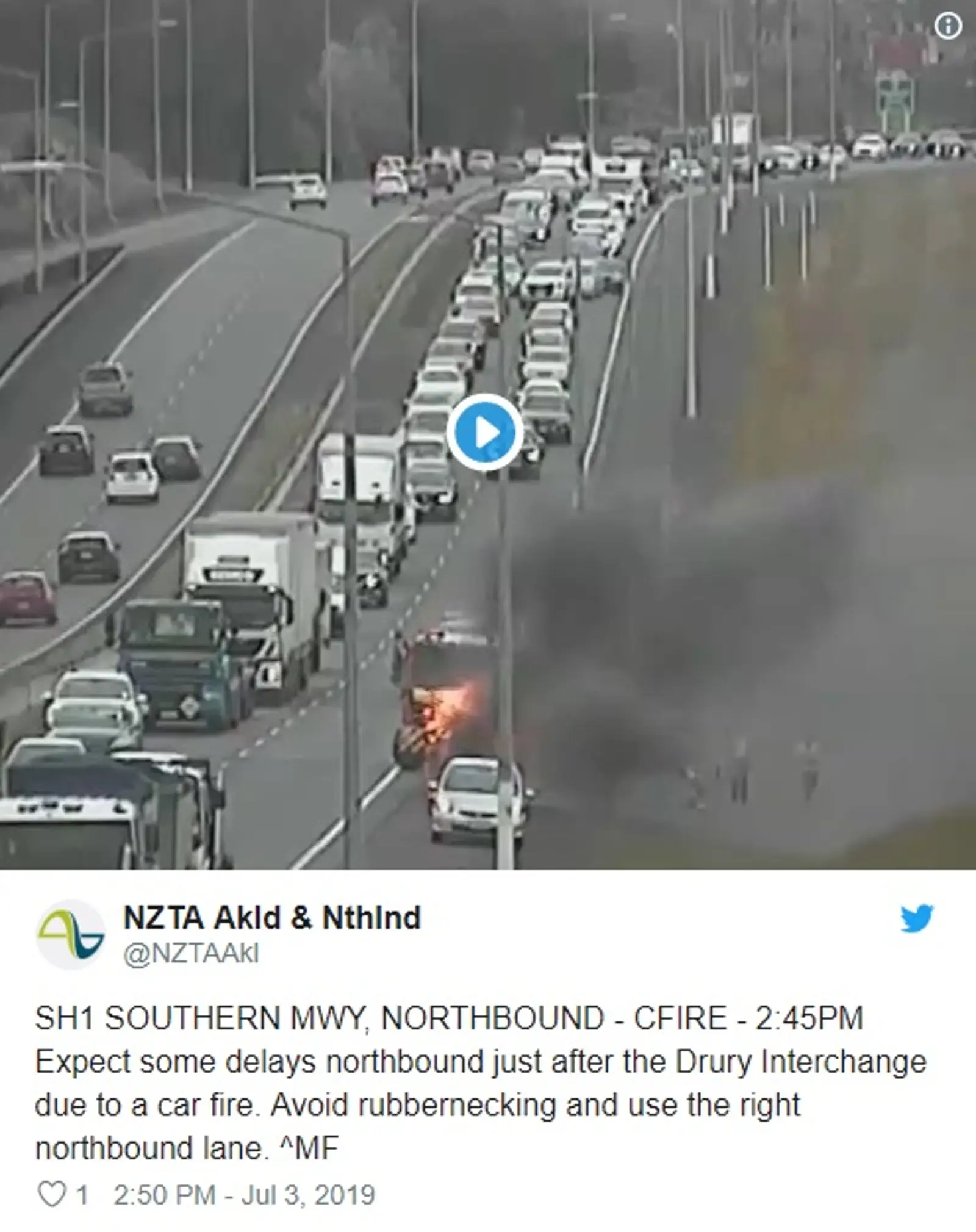 突发|奥克兰南部高速发生车辆起火事故，交通受影响