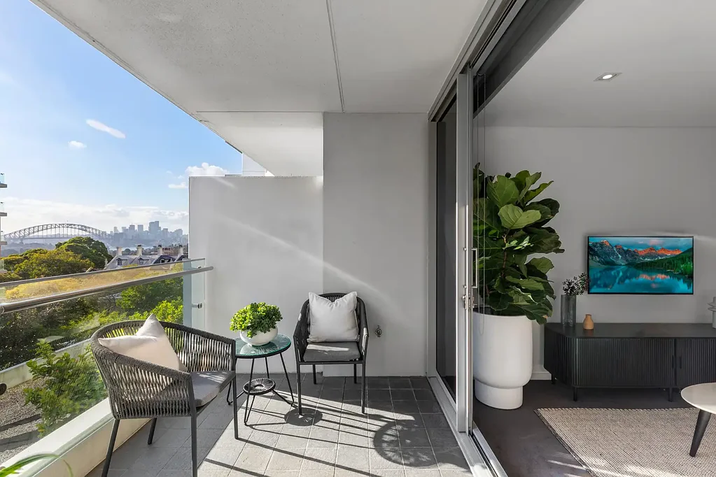Potts Point 1 Bedroom Prestigious Ikon Address with Single-Level Living & Bridge Views