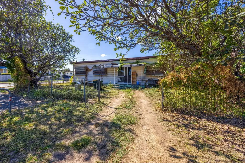 Rasmussen 2房  SELLING AS IS!!  OFFERS OVER $399,000!  CALLING ALL BUILDERS, RENOVATORS AND FLIPPERS!