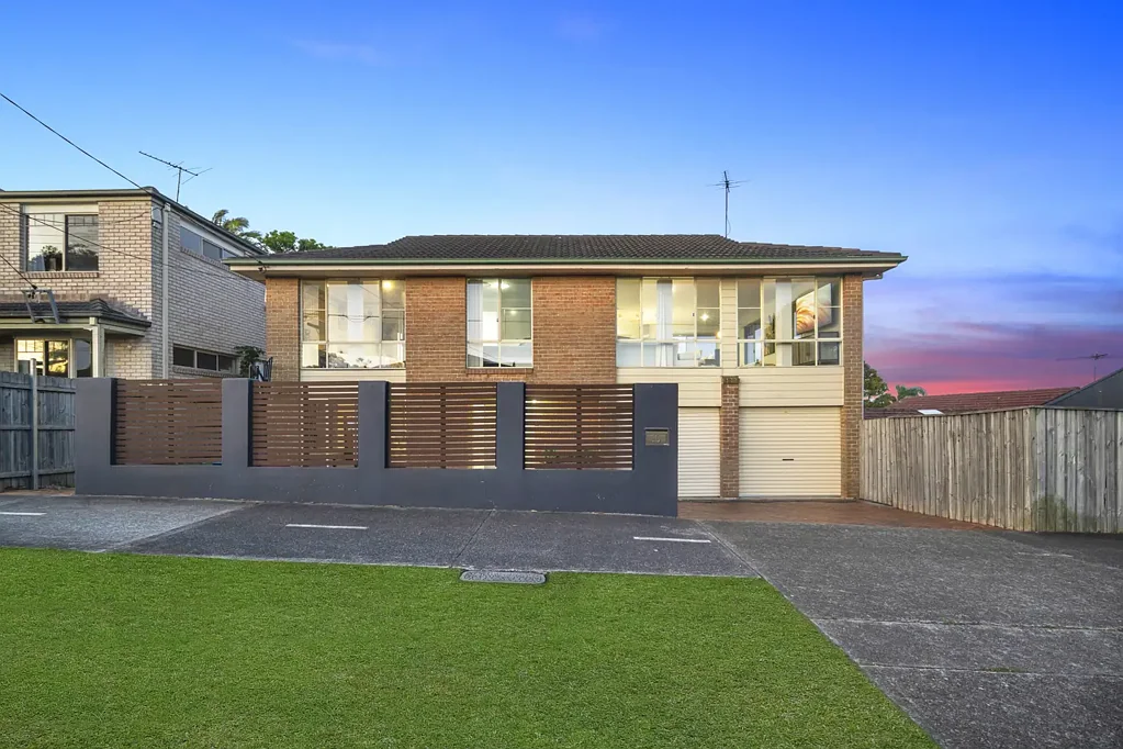 Dee Why 4ਬੈੱਡਰੂਮ Relaxed Family Comfort with Spectacular Ocean Views