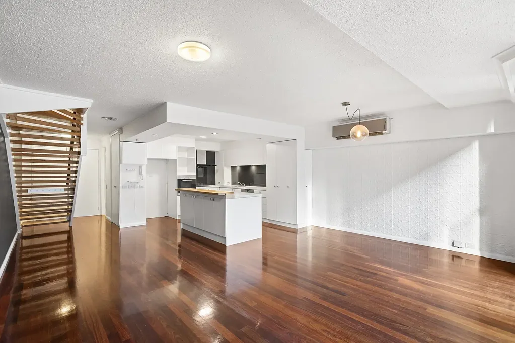 Prime Parkside Location: Spacious 3-Bedroom Loft Near Albert Park