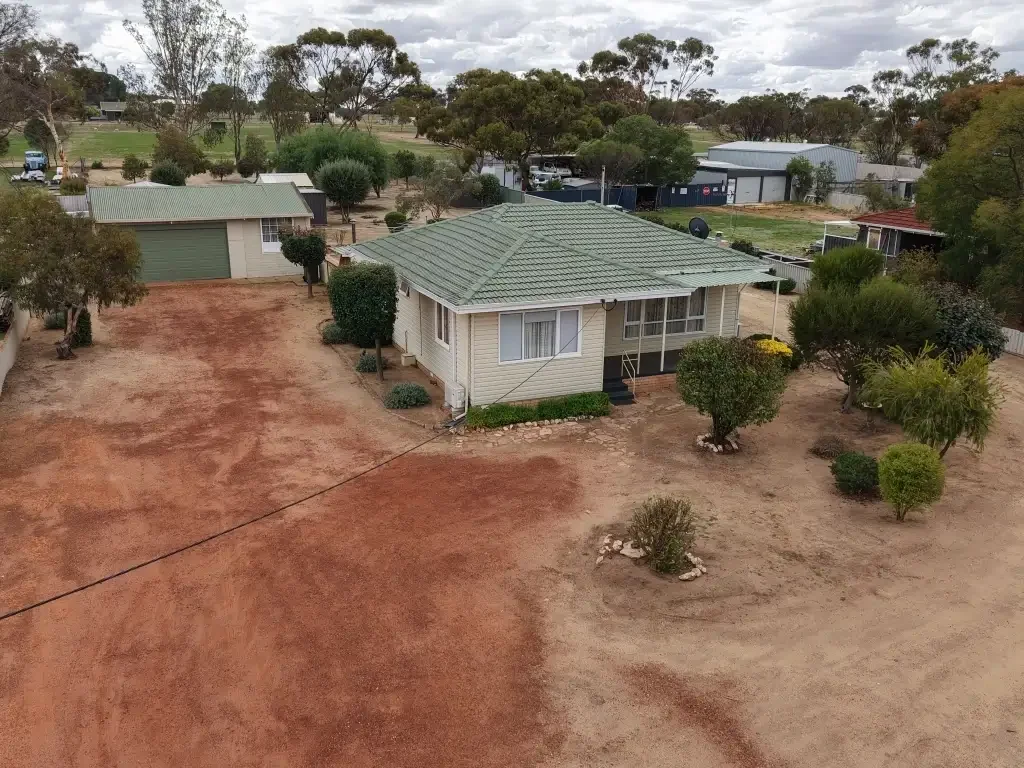 Quairading 3 Bedroom Space, Shedding & Comfort on 3,129m²