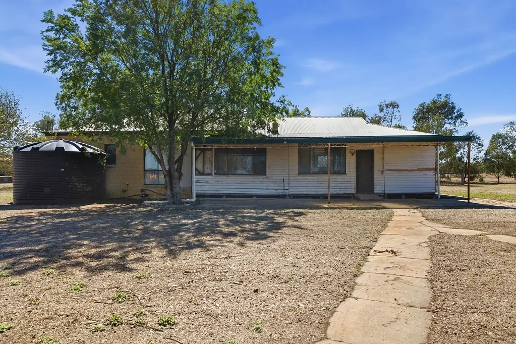 Yarroweyah 4ห้องนอน Lifestyle Opportunity on 2 Acres - Space, Shedding & Potential!