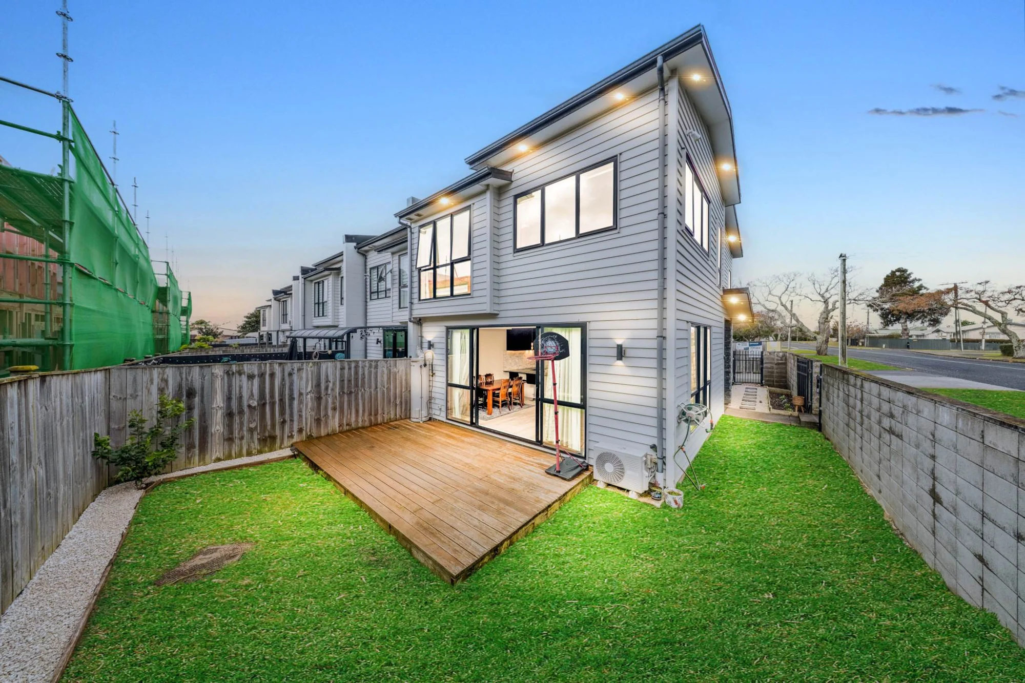 Manurewa 3બેડરૂમ Modern Terrace! Unbeatable Deck & Yard