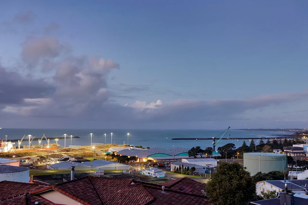 Moturoa Combine Contemporary Architecture and Coastal Views