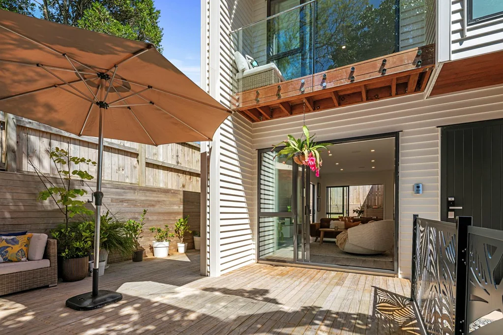 562D Beach Road, Rothesay Bay, North Shore City, Auckland